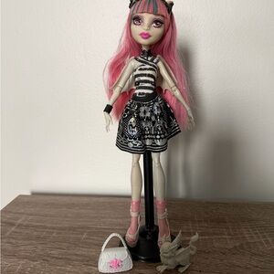Monster high between classes Rochelle Goyle